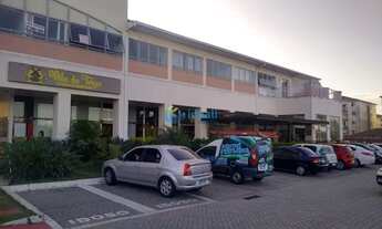 Imagem: Loja em shopping movimentado, com mezanino