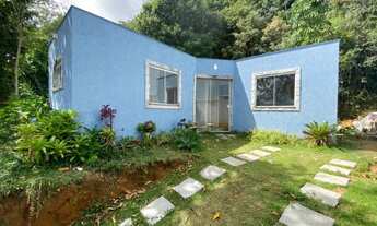 Imagem: More numa casa aconchegante, colada a mata