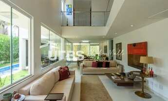 Imagem 2: Casa de condomínio para venda tem 502 metros quadrados com 5 quartos