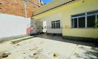 Imagem 3: Casa com três quartos, quintal e garagem - Irajá