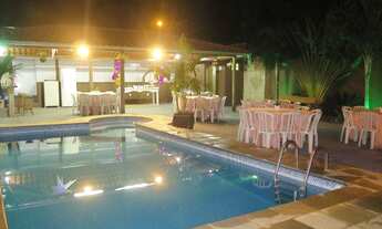 Imagem: Espaço de festa com piscina aquecida