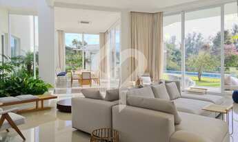 Imagem 6: Uma mansão térrea com curvas que são puro encanto e vista deslumbrante para o pôr do sol à