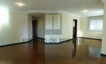 Imagem 6: Cobertura espaçosa em rua tranquila e arborizada