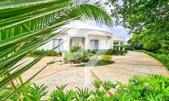 Imagem 4: Uma mansão térrea com curvas que são puro encanto e vista deslumbrante para o pôr do sol à