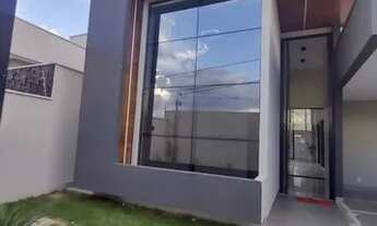 Imagem 2: Belíssima Casa de Alto Padrão com 4 Quartos, Porcelanato Completo e Varanda