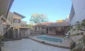 Imagem: Sobrado, com 376m2, 5 quartos, 2 suítes