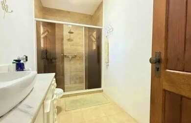 Imagem 7: Casa de 4 dormitórios, uma suíte, pátio com piscina nos fundos e espaço para até 3 carros