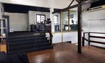 Imagem 6: Espaçoso imóvel próximo a Estrada do Monteiro, medindo 385M²