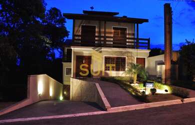 Imagem 2: Lindo Sobrado em Condomínio com 3 Suítes, Piscina, Ar-Condicionado, Aquecimento Solar com