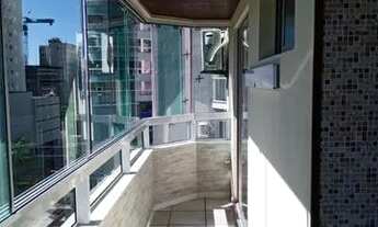 Imagem: Ampla sacada com churrasqueira a carvão