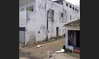 Imagem 2: Terreno com três casas