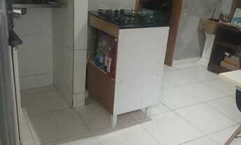 Imagem: Vendo uma casa com terraço, piscina e