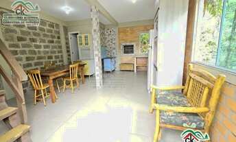 Imagem 2: Casa estilo chalé de tijolo a vista com três pavimentos em Águas Mornas