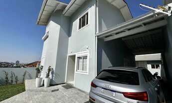 Imagem 2: Excelente casa com 04 dormitórios e piscina à venda, no Bairro Ipiranga em São José SC