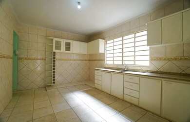 Imagem 4: Casa de 226 m² com 03 quartos para alugar por R$ 3.500,00/mês no Jardim Europa em Goiânia