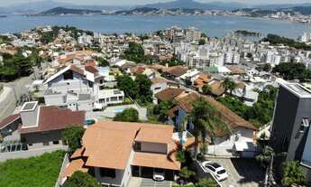 Imagem 3: Casa semi mobiliada com 3 dormitórios, piscina e uma linda vista - Itaguaçu - Florianópoli