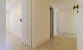 Imagem 5: Apartamento em edifício tradicional e sofisticado, com entrada recuada e projeto paisagíst