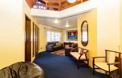 Imagem 6: Residência com 370m², 4 quartos, piscina e amplo espaço externo