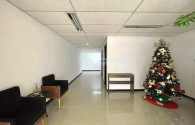 Imagem 4: Oportunidade comercial! Loja com 50m², 01 banheiro exclusivo da sala, amplo espaço de esta