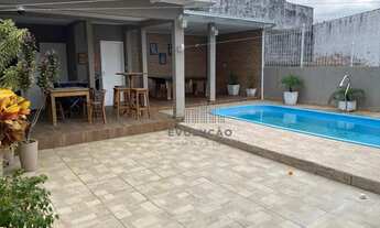 Imagem 2: Casa Ampla à Venda 132m² em Capoeiras: Piscina, Jardim, Quiosque Gourmet e 300m² de Terren