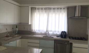 Imagem 2: Casa de condomínio para venda tem 385 metros quadrados com 4 quartos