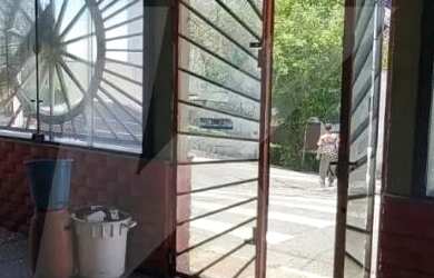 Imagem: Salão comercial com 2 banheiros e porta