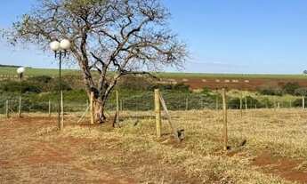 Imagem 3: Pequeno Sitio_RIO NO FUNDO e ASFALTO na entrada