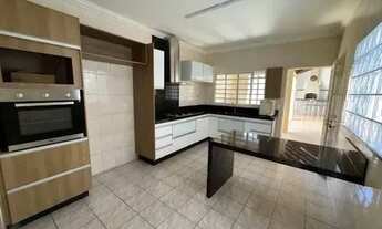 Imagem 2: Linda casa para alugar com churrasqueira e piscina. 4 quartos. 3 vagas. Uberlandia