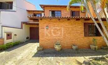 Imagem 4: Casa em Porto Alegre, no bairro Ipanema, com 3 dormitório(s), e 3 banheiros, à venda