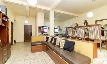 Imagem 4: Residência com 370m², 4 quartos, piscina e amplo espaço externo