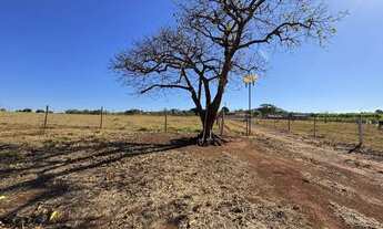 Imagem 4: Pequeno Sitio_RIO NO FUNDO e ASFALTO na entrada