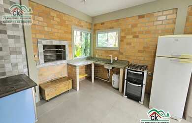 Imagem 3: Casa estilo chalé de tijolo a vista com três pavimentos em Águas Mornas