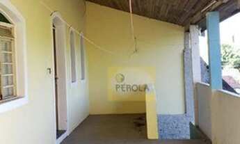 Imagem: Casa construída nos fundos, varanda ( com