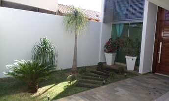 Imagem 3: Casa para venda possui 360 metros quadrados com 3 quartos em Centro - Araguari - MG