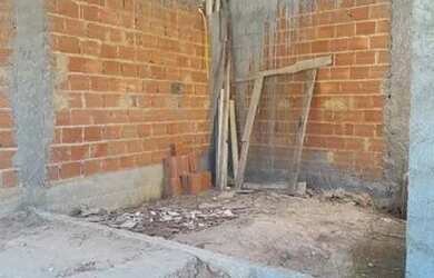 Imagem 5: Casa em Abolição, garagem, escada, obra iniciada