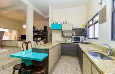 Imagem 5: Residência com 370m², 4 quartos, piscina e amplo espaço externo