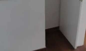 Imagem 7: Apartamento de 2 quartos com dependências 72 m² , piso de madeira , armários, varanda , so