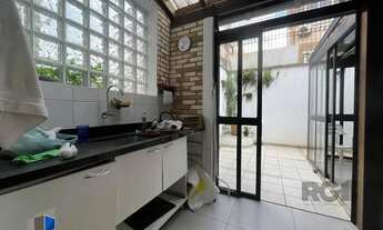 Imagem 6: Casa de três quartos, suíte e quatro vagas de garagem no bairro Menino Deus em Porto Alegr