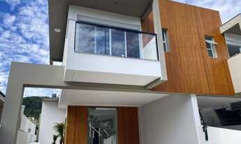 Imagem 3: Sobrado para venda tem 186 metros quadrados com 3 quartos em Jurerê - Florianópolis - SC