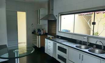 Imagem 7: Casa para aluguel e venda tem 300 metros quadrados com 5 quartos