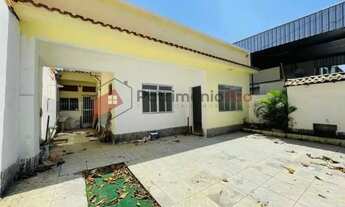 Imagem 2: Casa com três quartos, quintal e garagem - Irajá