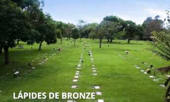 Imagem 5: Jazigo com 3 gavetas e lápide, no Cemitério Parque Iguaçu 2m2