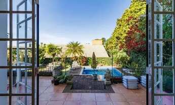 Imagem 4: Casa Estilo Toscana Esquina Arborizada com Jardim Amplo e Piscina