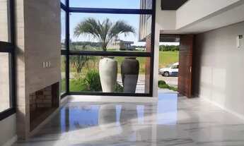 Imagem 5: Viva o Luxo e Conforto em 452m² de Puro Requinte: 4 Suítes e Área de Lazer Completa