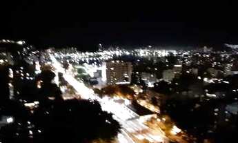 Imagem 2: Nos pés sagrados do Cristo e acima de toda a cidade