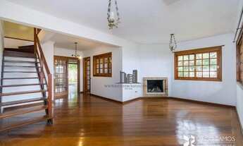 Imagem 2: Ótima casa de 03 dormitórios com suíte, churrasqueira, lareira e sacada, garagem p/4 carro