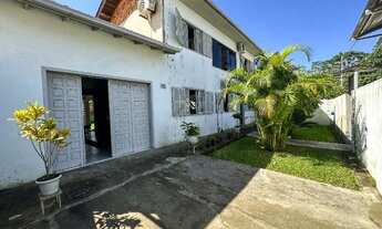 Imagem: Ampla casa de dois andares com 4 quartos