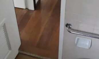 Imagem 5: Apartamento de 2 quartos com dependências 72 m² , piso de madeira , armários, varanda , so