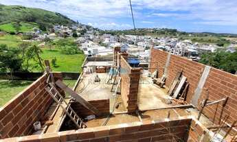Imagem 3: Terreno com casa no subsolo + construção em andamento no Vale dos Cristais