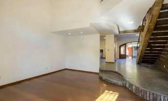 Imagem 2: Casa à venda - 4 quartos com jardim e quintal, no Vista Alegre - Curitiba PR